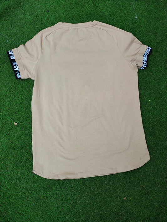 USADO – Camiseta beige con detalles de letras orientales en mangas Bershka Slim Fit (Talla S)