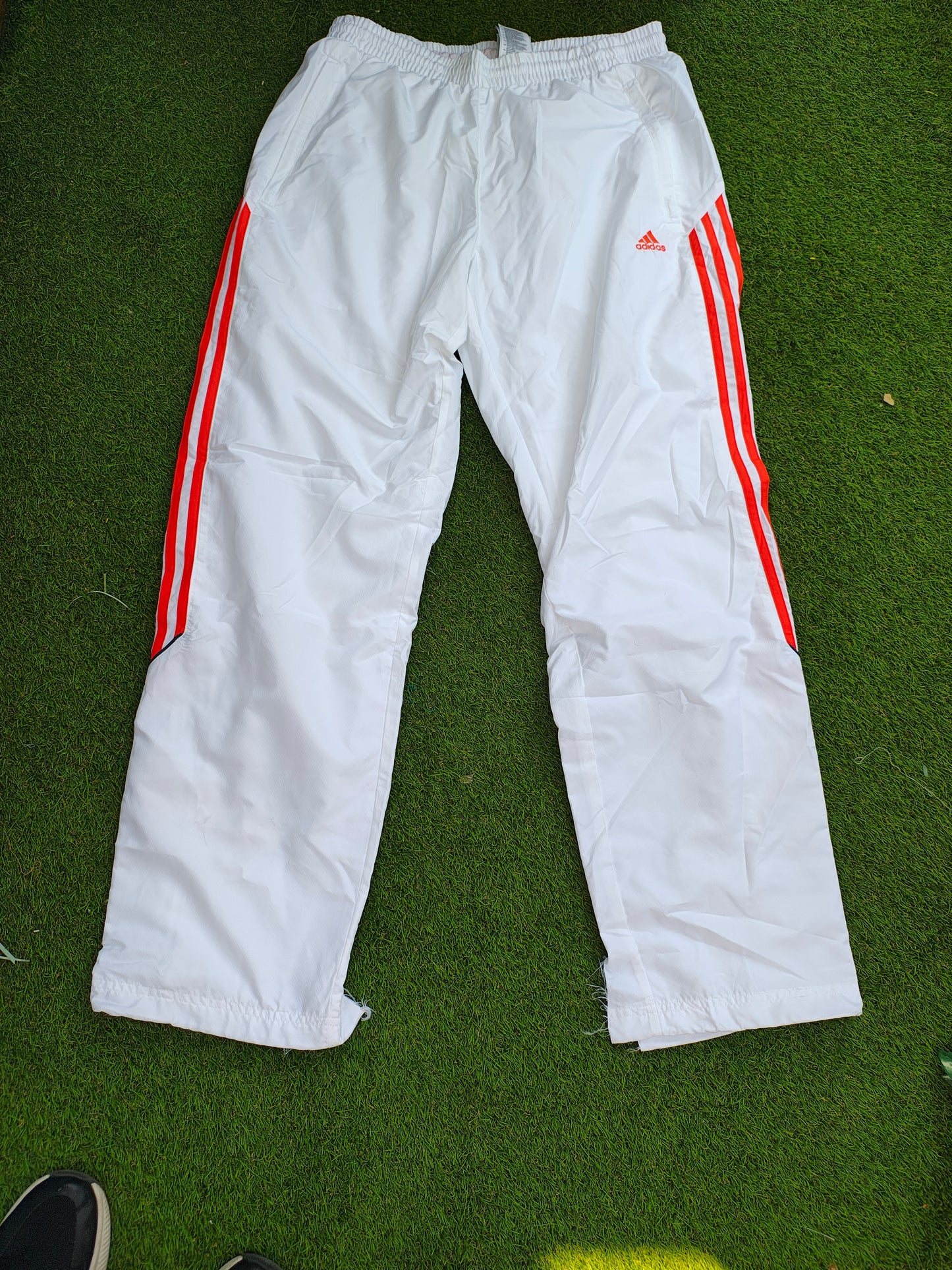 USADO – Pantalón deportivo Adidas blanco con franjas rojas (Talla M)