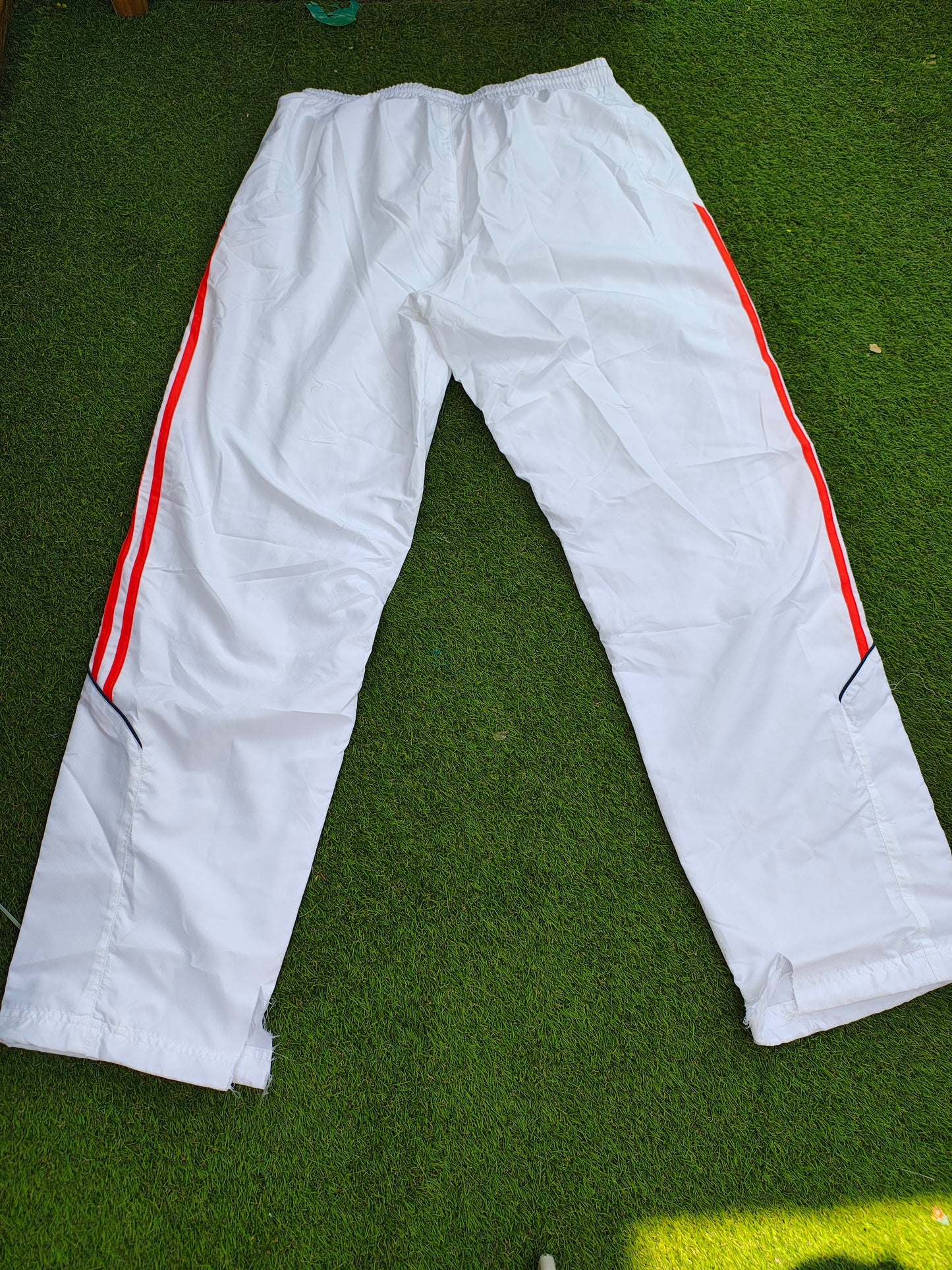 USADO – Pantalón deportivo Adidas blanco con franjas rojas (Talla M)