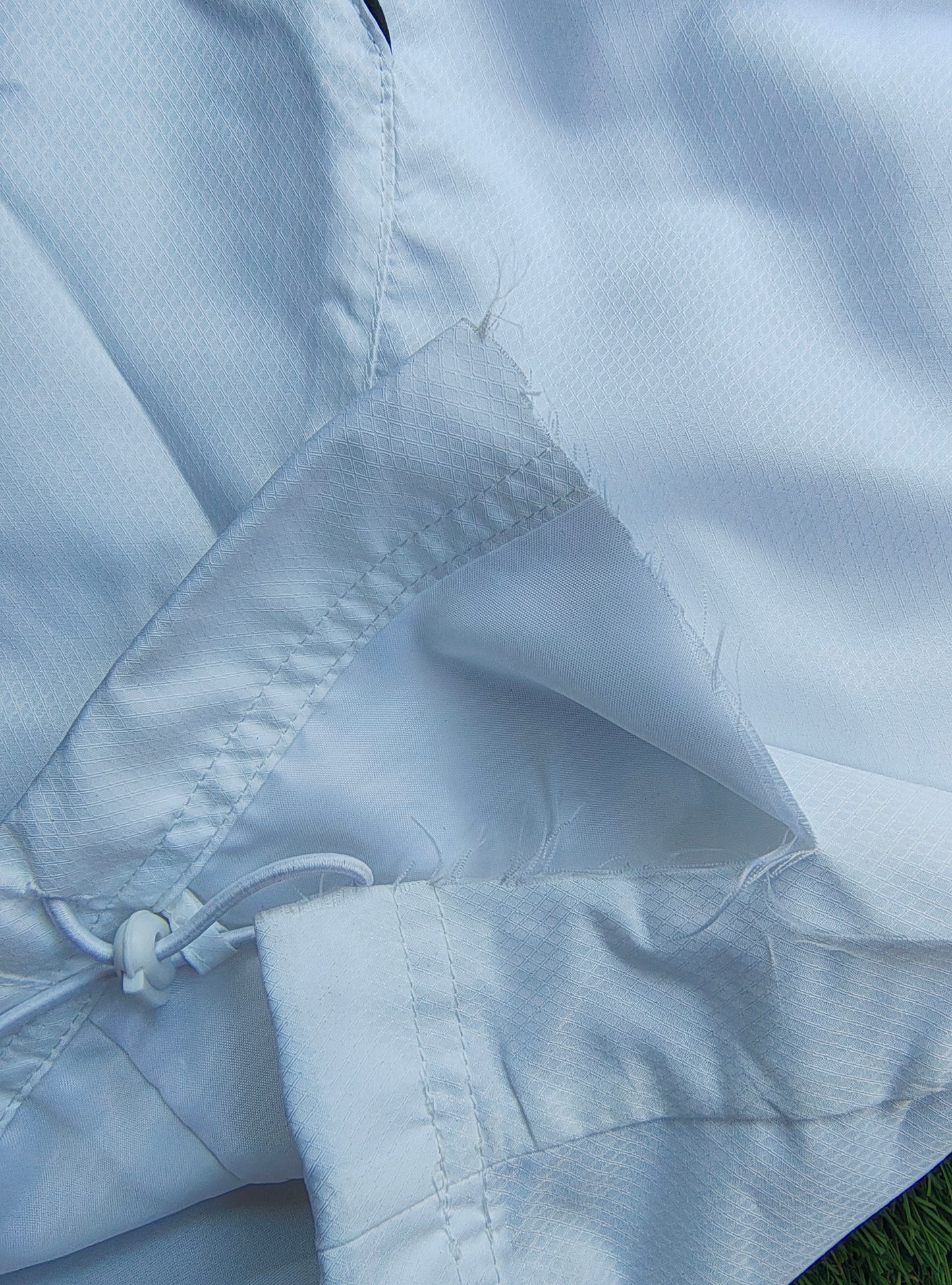 USADO – Pantalón deportivo Adidas blanco con franjas rojas (Talla M)