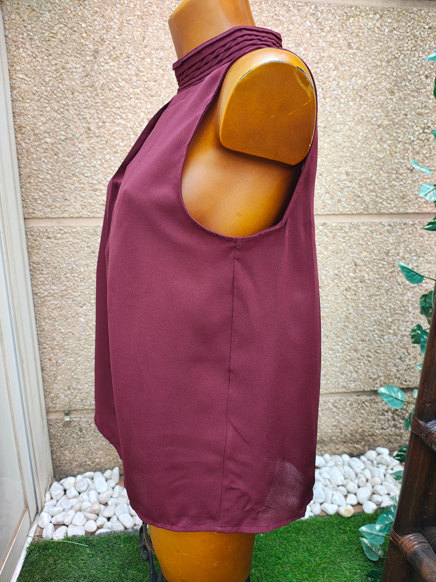 USADO – Blusa sin mangas color burdeos Sfera (Talla M / EUR M)