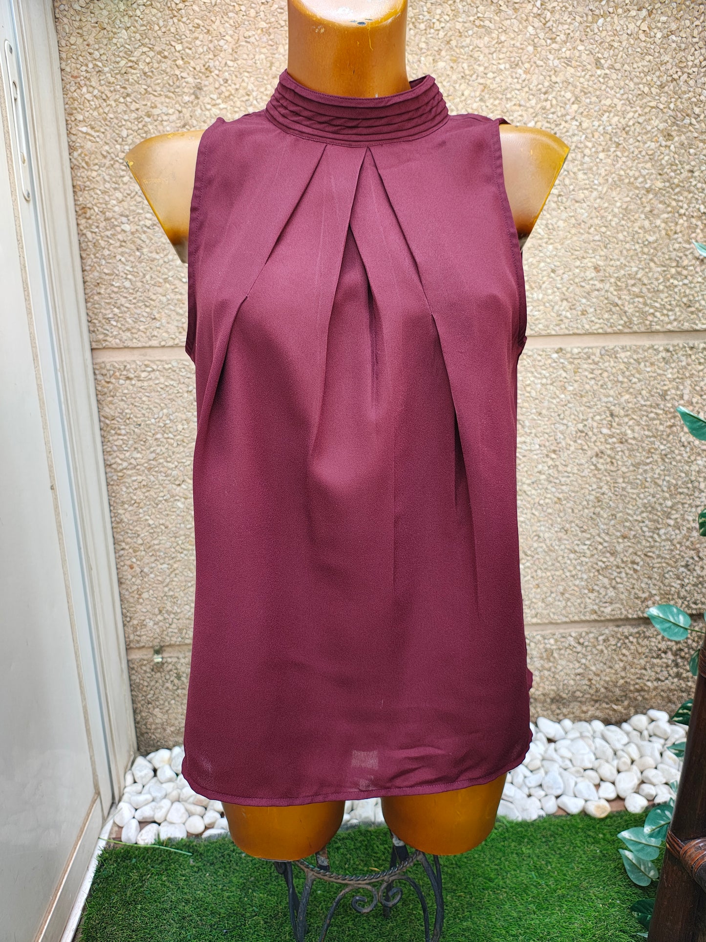 USADO – Blusa sin mangas color burdeos Sfera (Talla M / EUR M)