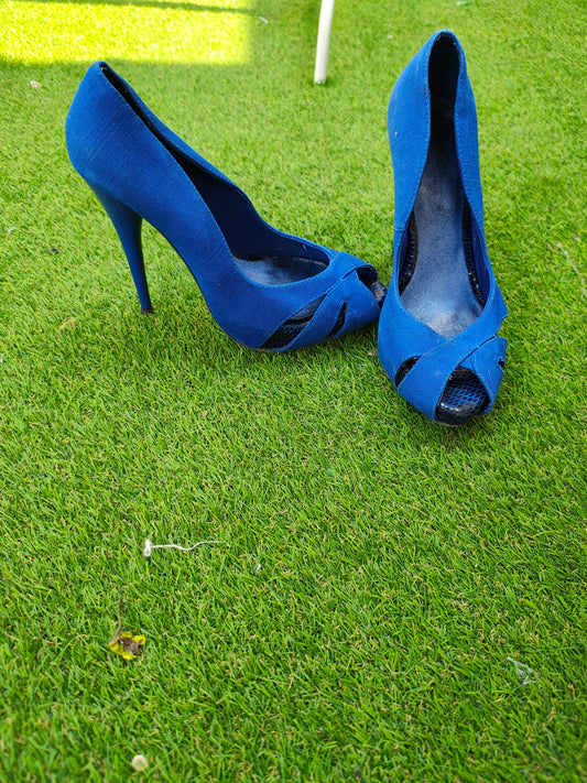 USADO – Zapatos de tacón peep toe azul eléctrico Bershka (Talla EUR 36)