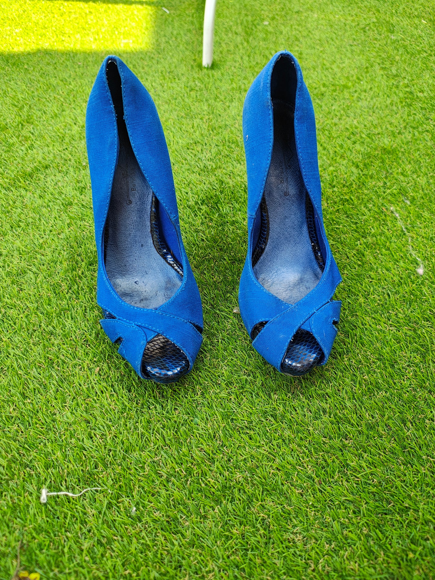 USADO – Zapatos de tacón peep toe azul eléctrico Bershka (Talla EUR 36)