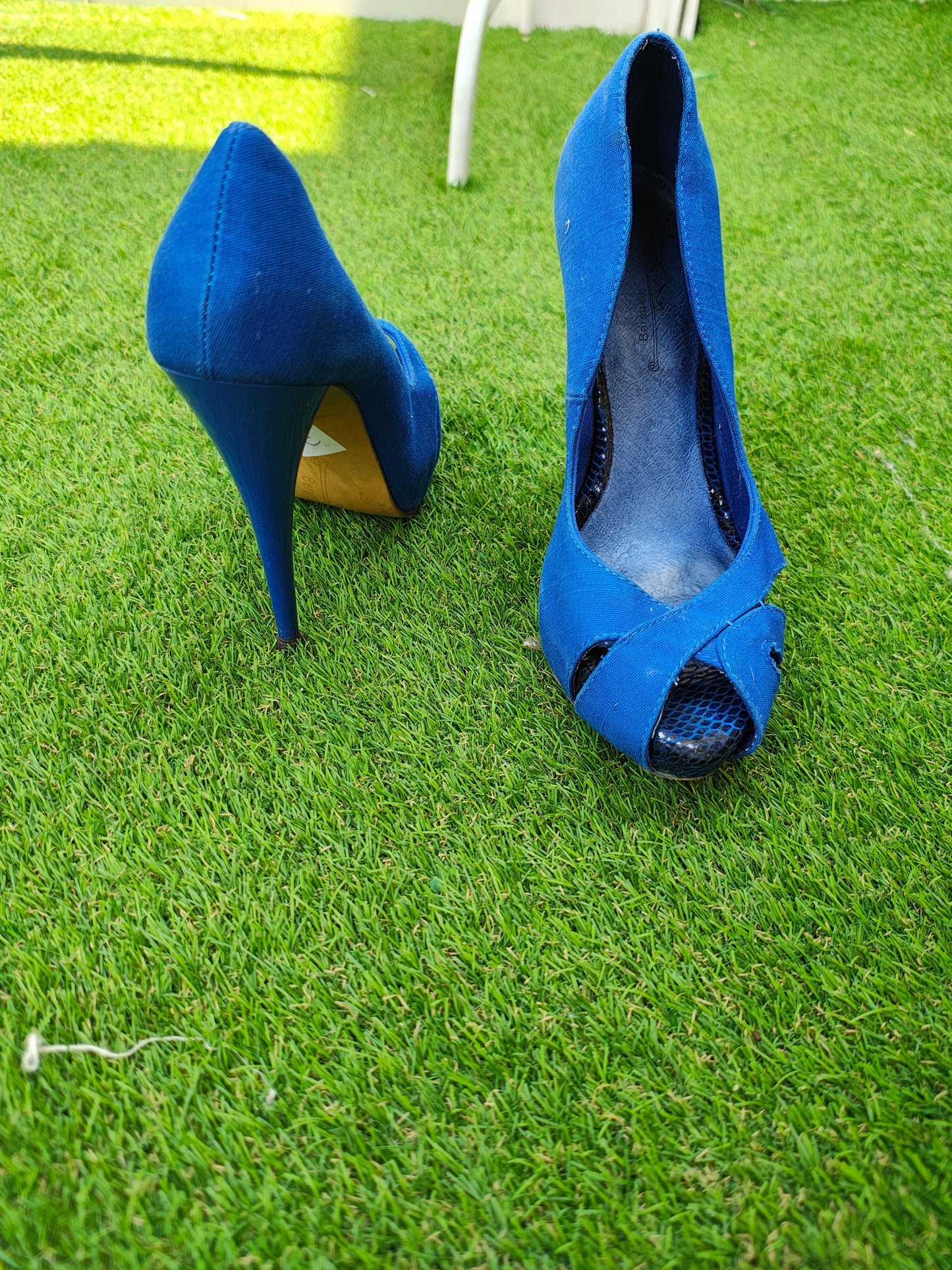 USADO – Zapatos de tacón peep toe azul eléctrico Bershka (Talla EUR 36)