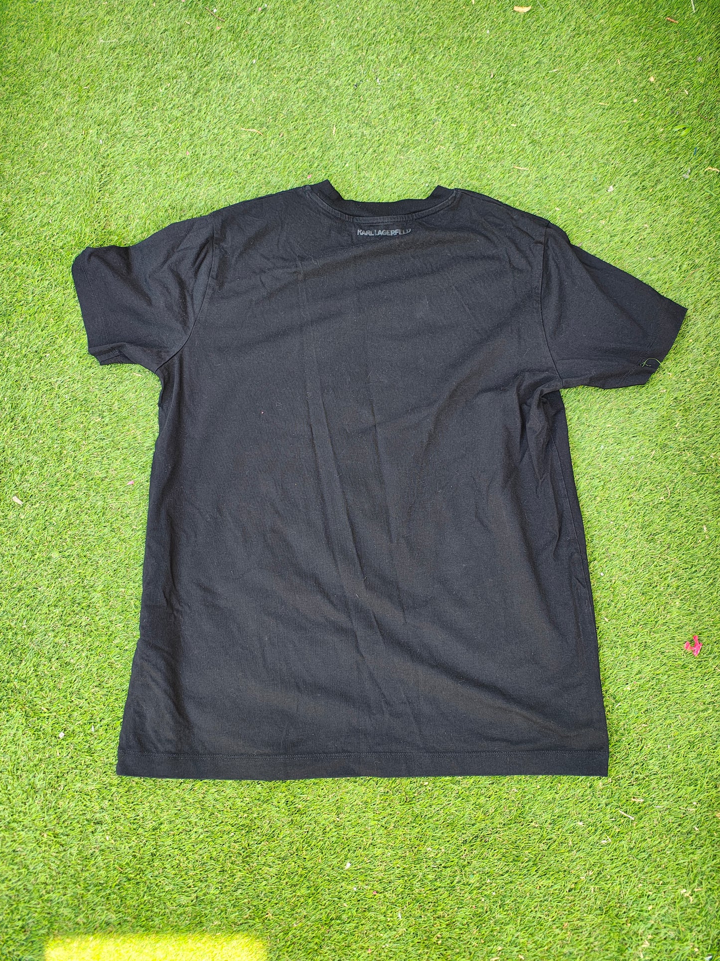 USADO – Camiseta negra con estampado gráfico KARL LAGERFELD (Talla M)