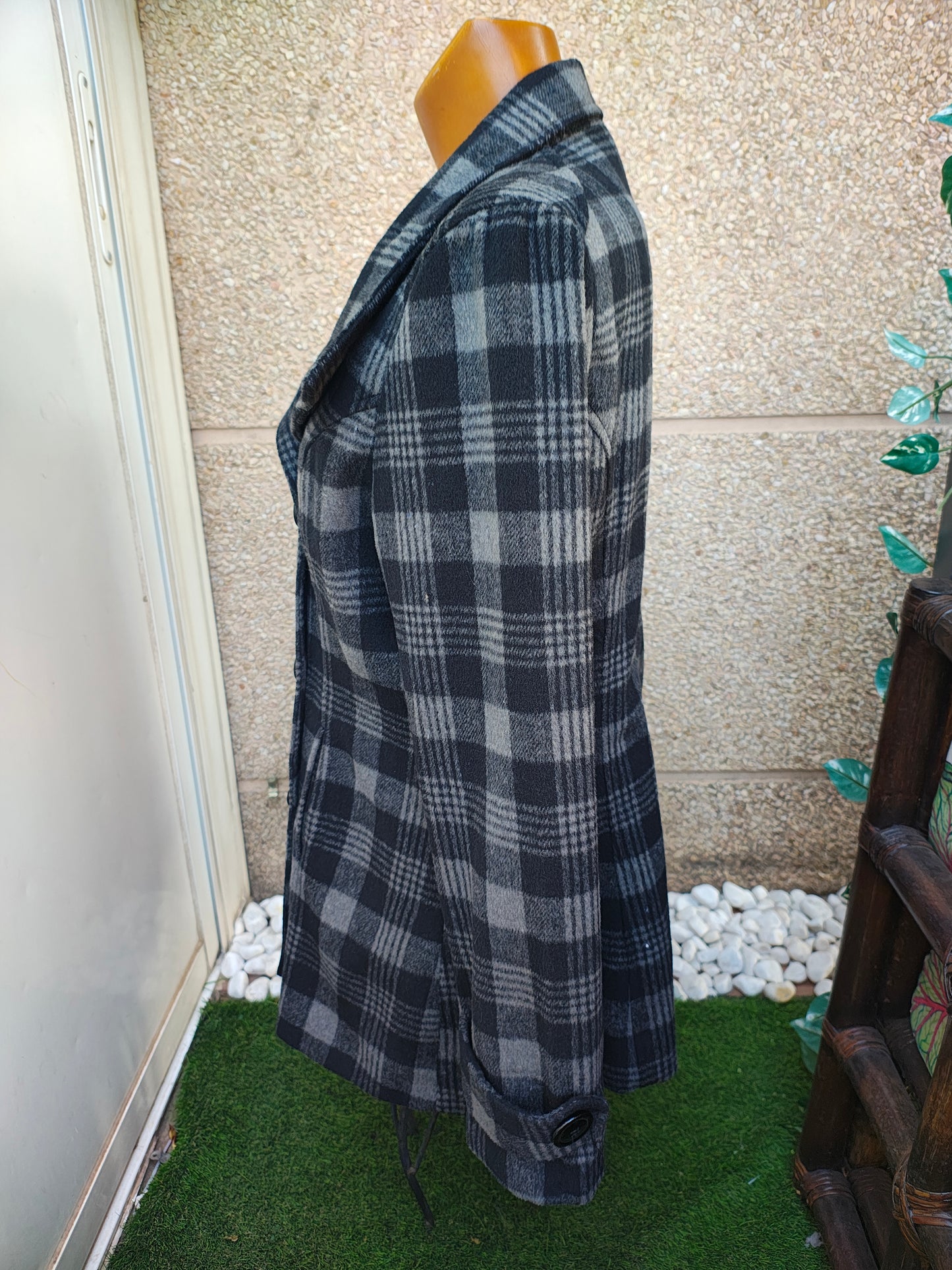 USADO – Abrigo de cuadros gris y negro estilo británico (Talla aproximada M)