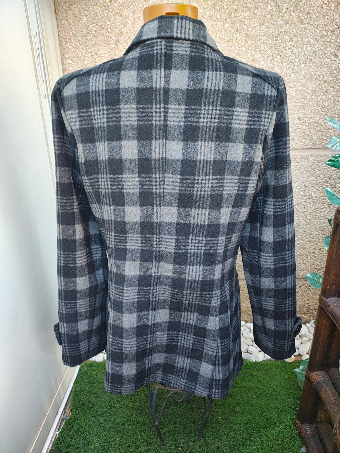 USADO – Abrigo de cuadros gris y negro estilo británico (Talla aproximada M)