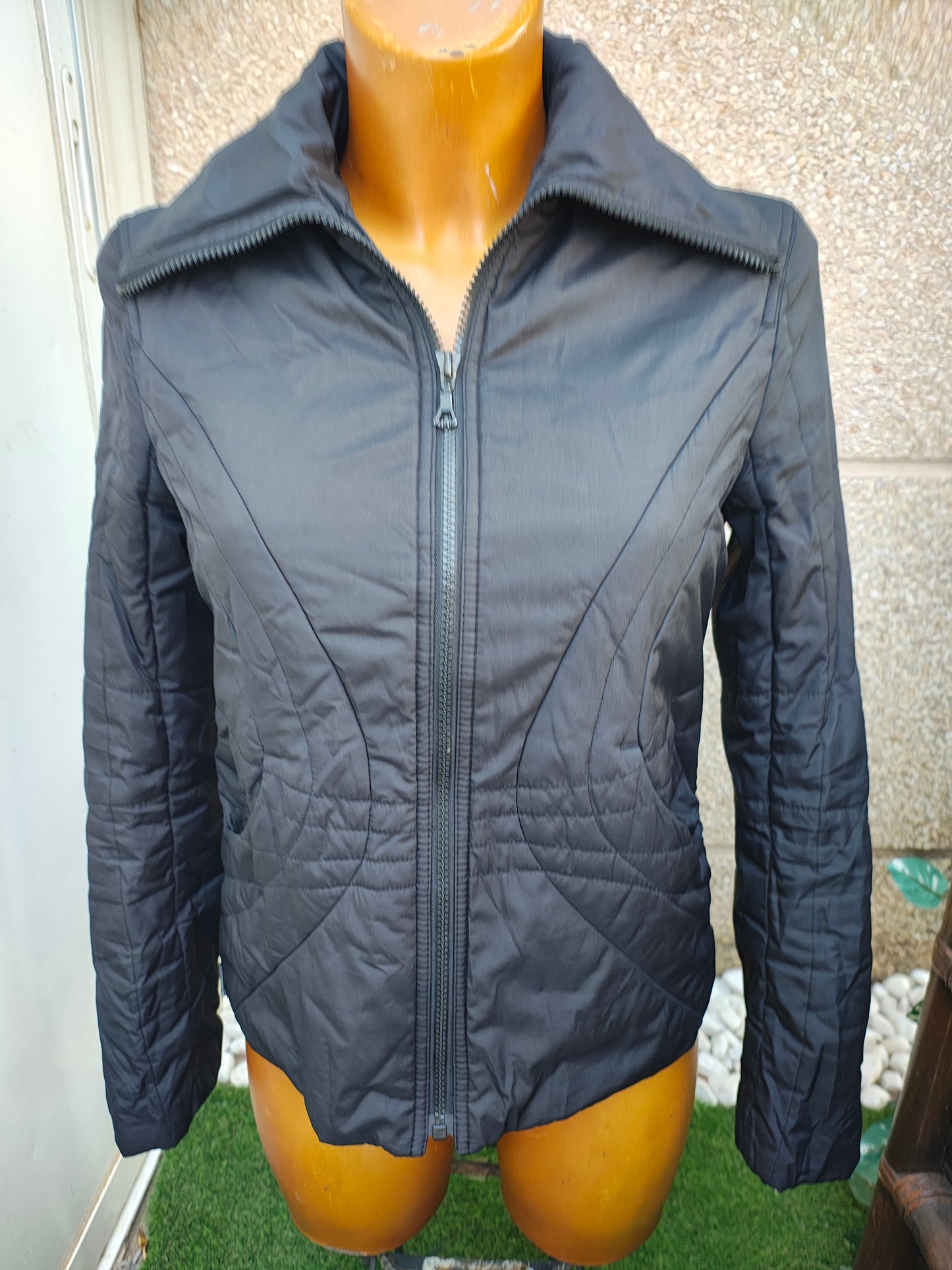 USADO – Cazadora acolchada negra MNG (Talla S)