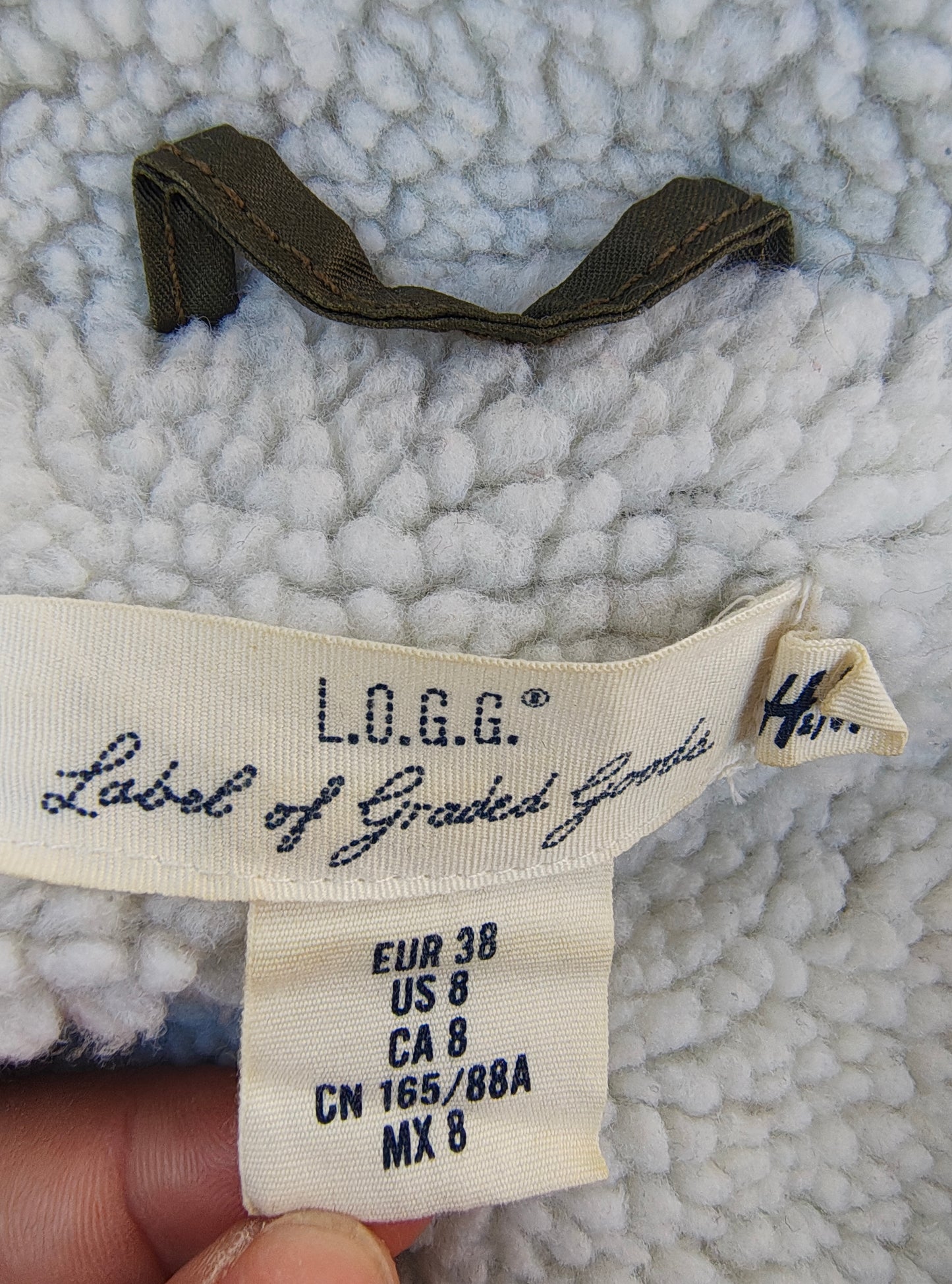 USADO – Parka verde con borreguito interior y capucha L.O.G.G. by H&M (Talla EUR 38)