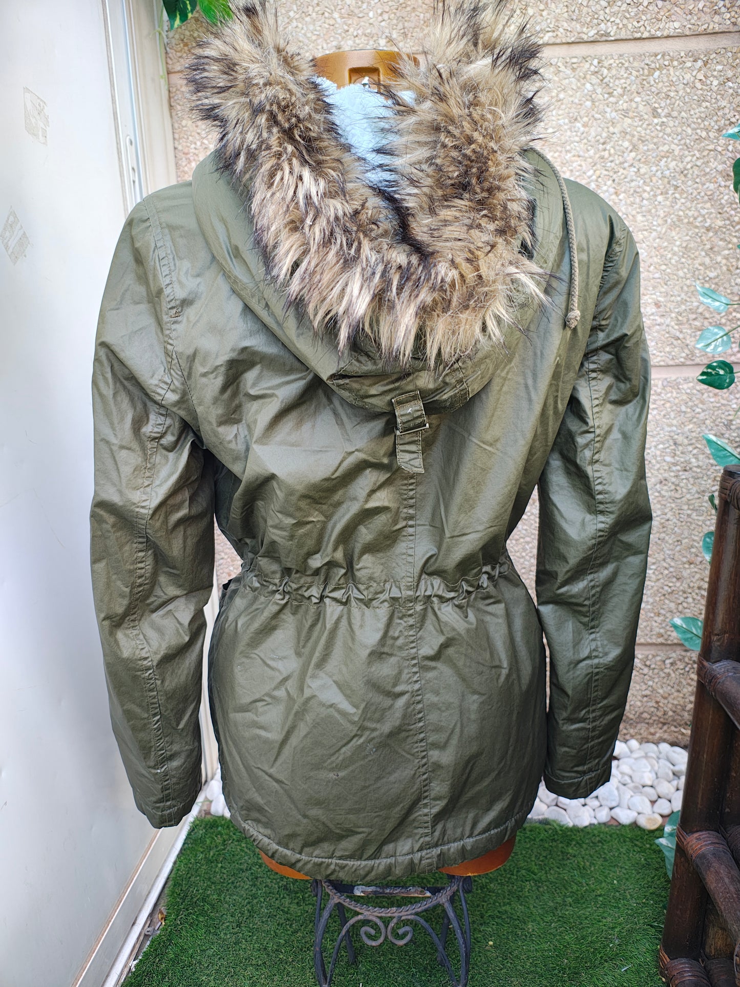 USADO – Parka verde con borreguito interior y capucha L.O.G.G. by H&M (Talla EUR 38)