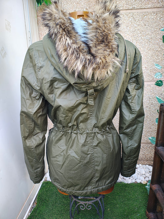 USADO – Parka verde con borreguito interior y capucha L.O.G.G. by H&M (Talla EUR 38)