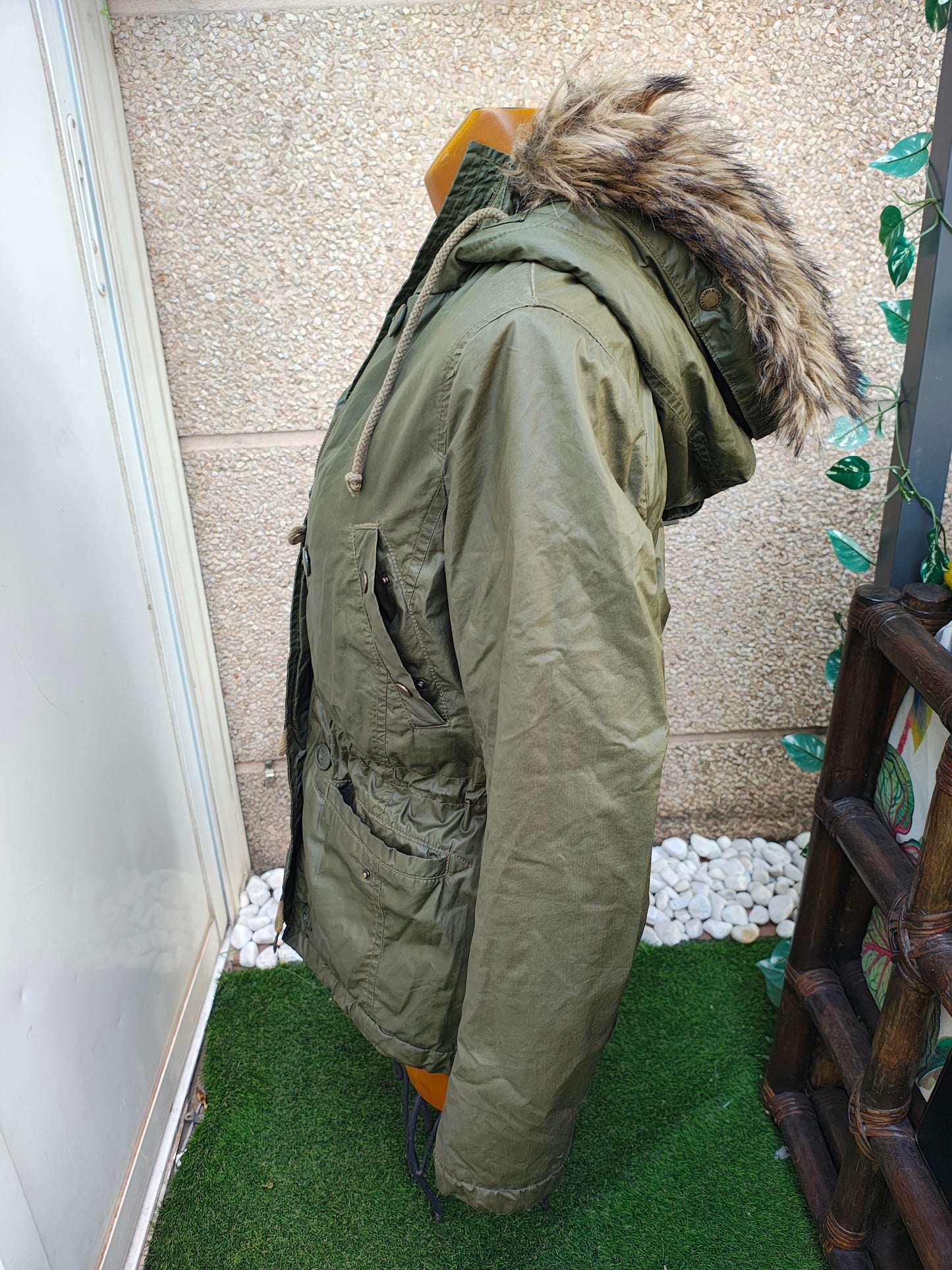 USADO – Parka verde con borreguito interior y capucha L.O.G.G. by H&M (Talla EUR 38)