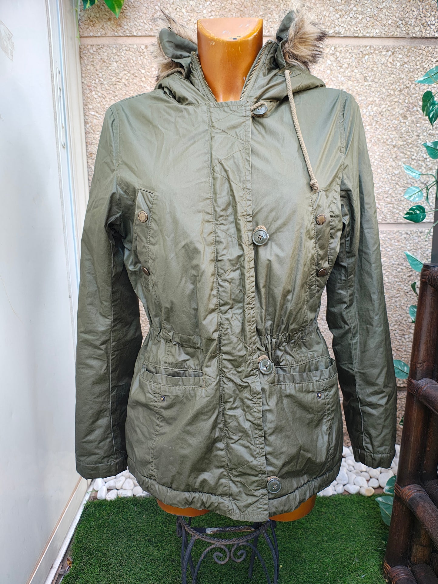 USADO – Parka verde con borreguito interior y capucha L.O.G.G. by H&M (Talla EUR 38)