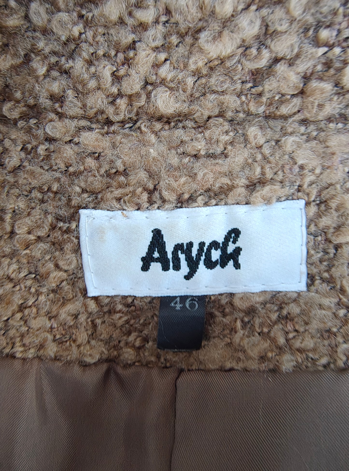 USADO – Abrigo beige con cinturón y bolsillos Aryck (Talla 46)