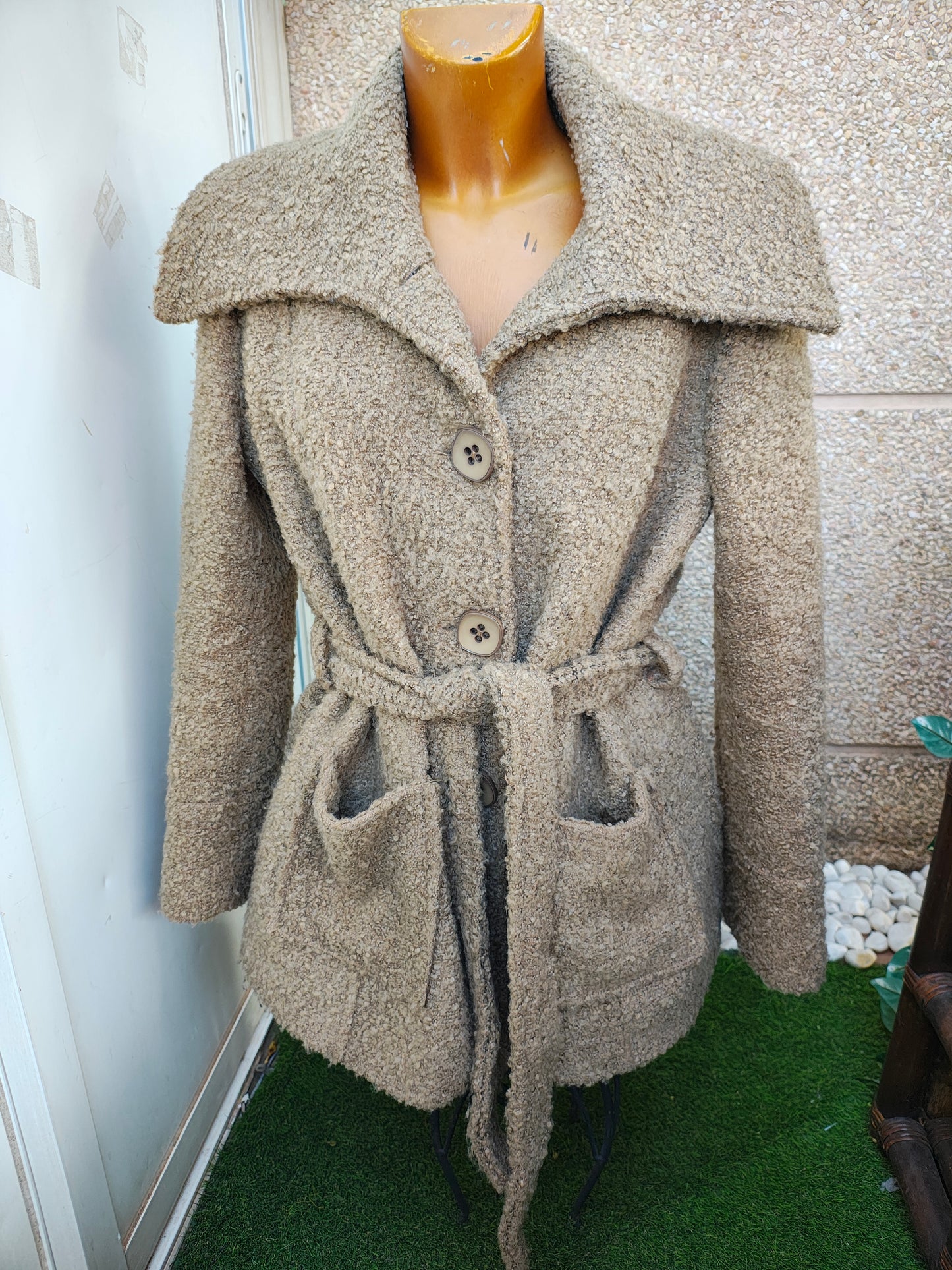 USADO – Abrigo beige con cinturón y bolsillos Aryck (Talla 46)