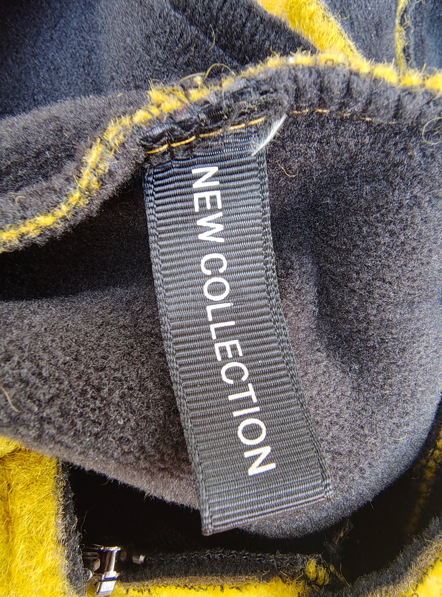 USADO – Abrigo amarillo con capucha NEW COLLECTION (Talla sin indicar, aprox. M/L)
