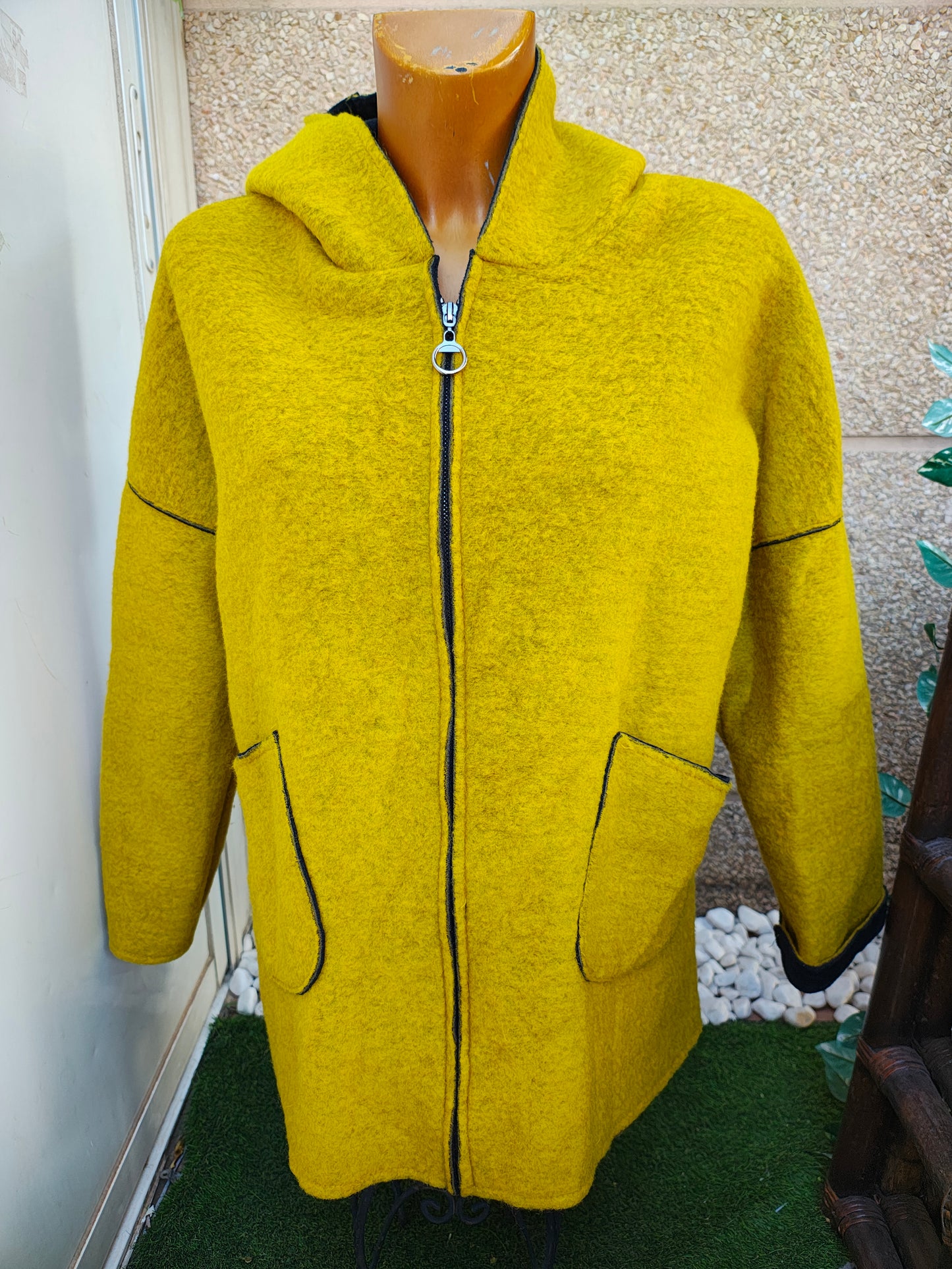 USADO – Abrigo amarillo con capucha NEW COLLECTION (Talla sin indicar, aprox. M/L)