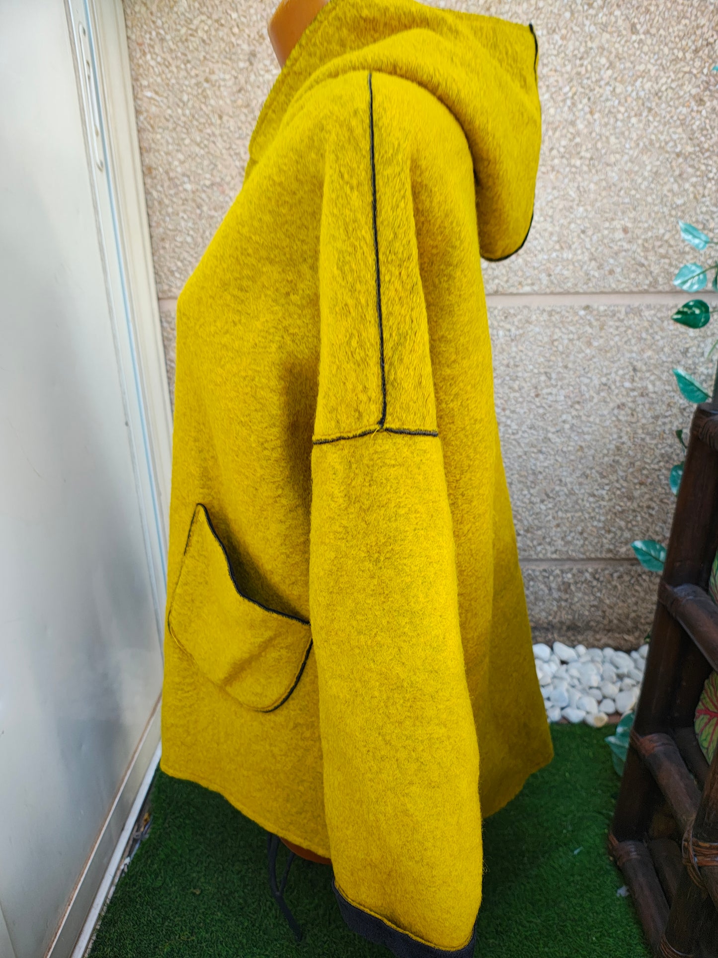 USADO – Abrigo amarillo con capucha NEW COLLECTION (Talla sin indicar, aprox. M/L)
