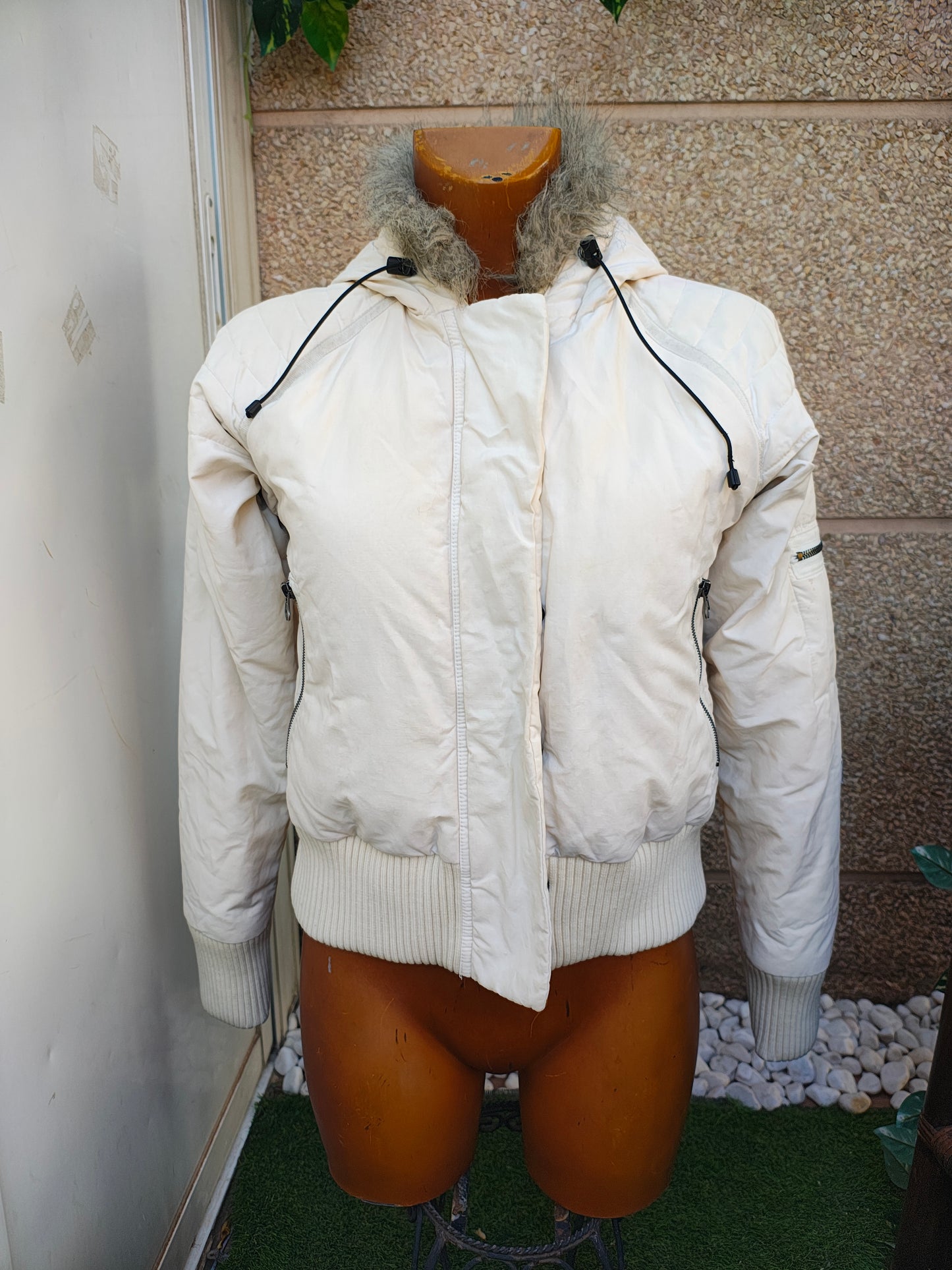 USADO – Cazadora acolchada blanca con capucha de pelo sintético KILLER LOOP (Talla XS)