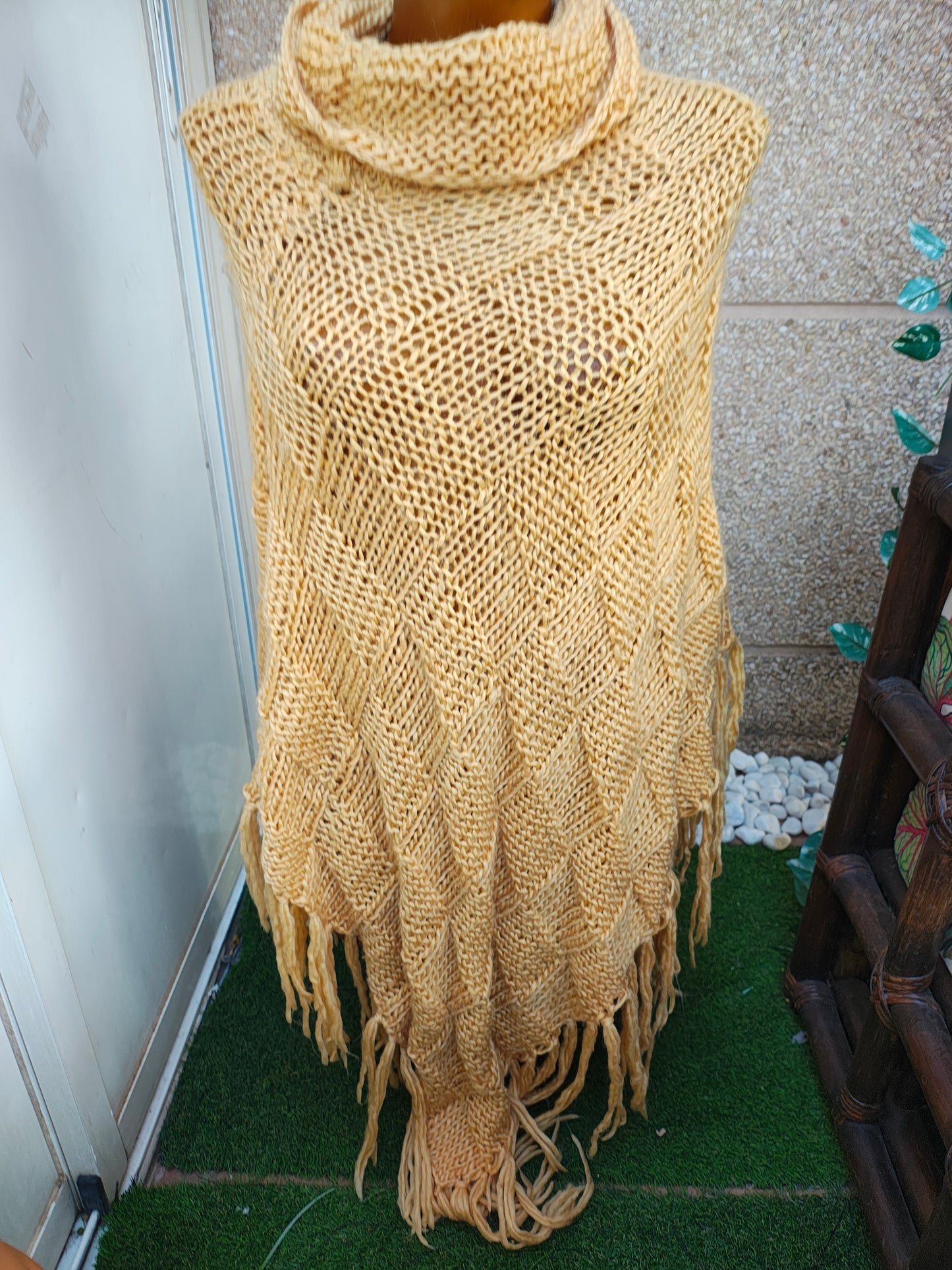 USADO – Poncho de punto mostaza con cuello vuelto y flecos (Talla única)