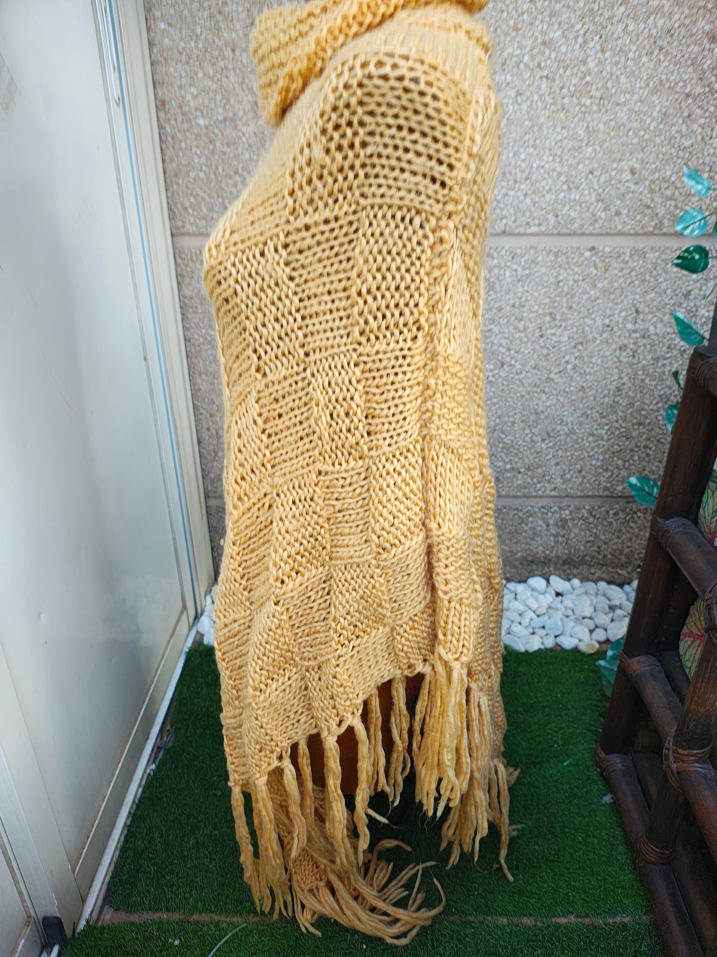 USADO – Poncho de punto mostaza con cuello vuelto y flecos (Talla única)