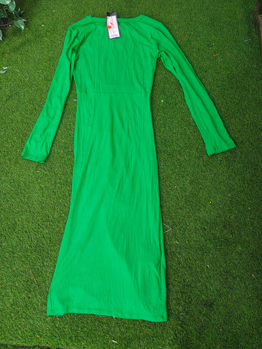 NUEVO– Vestido midi verde con fruncido lateral y abertura AMISU (Talla 38 / M)