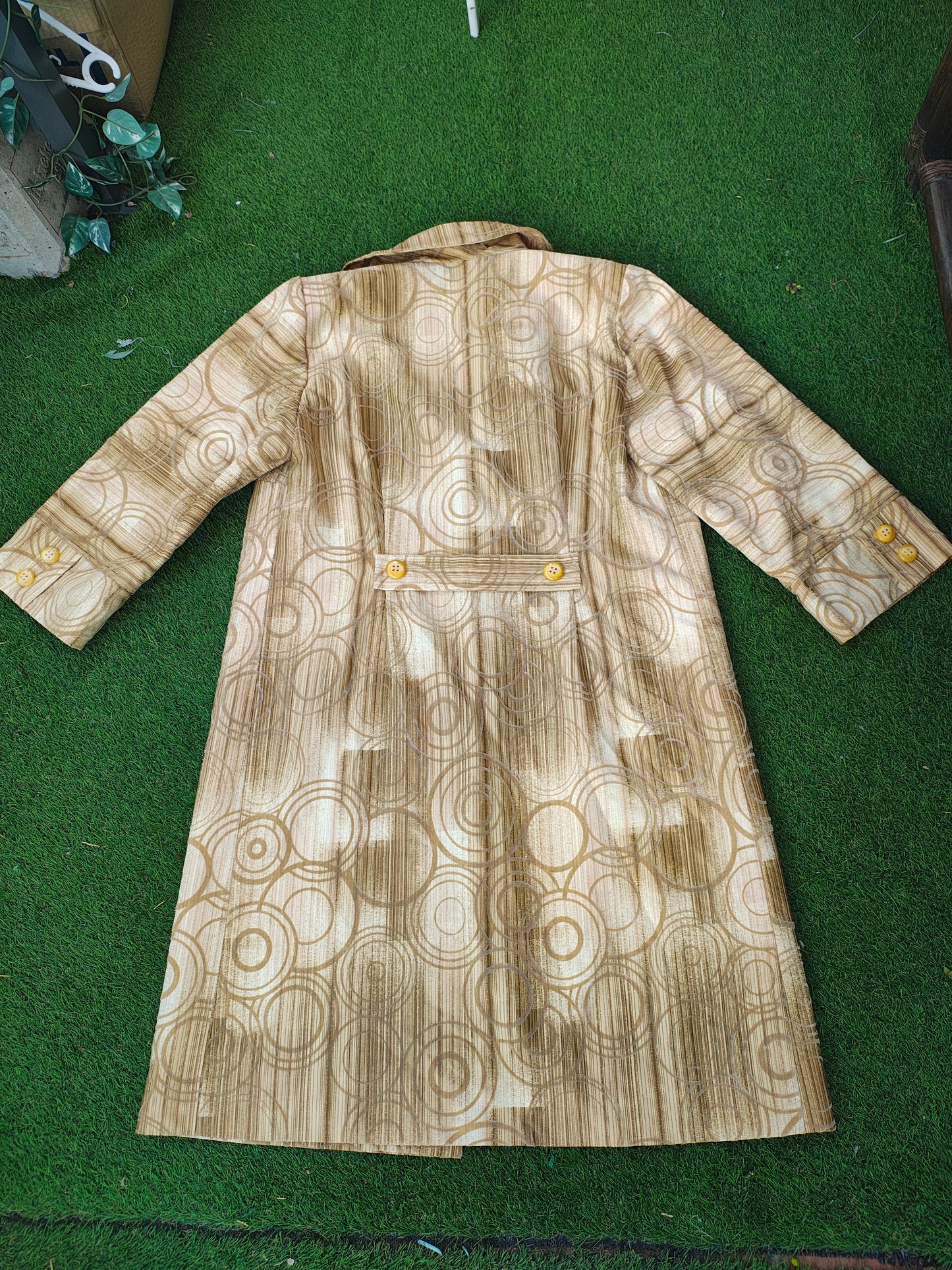 USADO – Abrigo estampado geométrico en tonos beige y marrón vintage (Talla no indicada, estimada M/L)