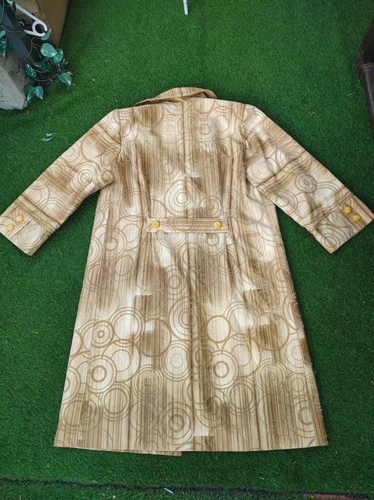 USADO – Abrigo estampado geométrico en tonos beige y marrón vintage (Talla no indicada, estimada M/L)
