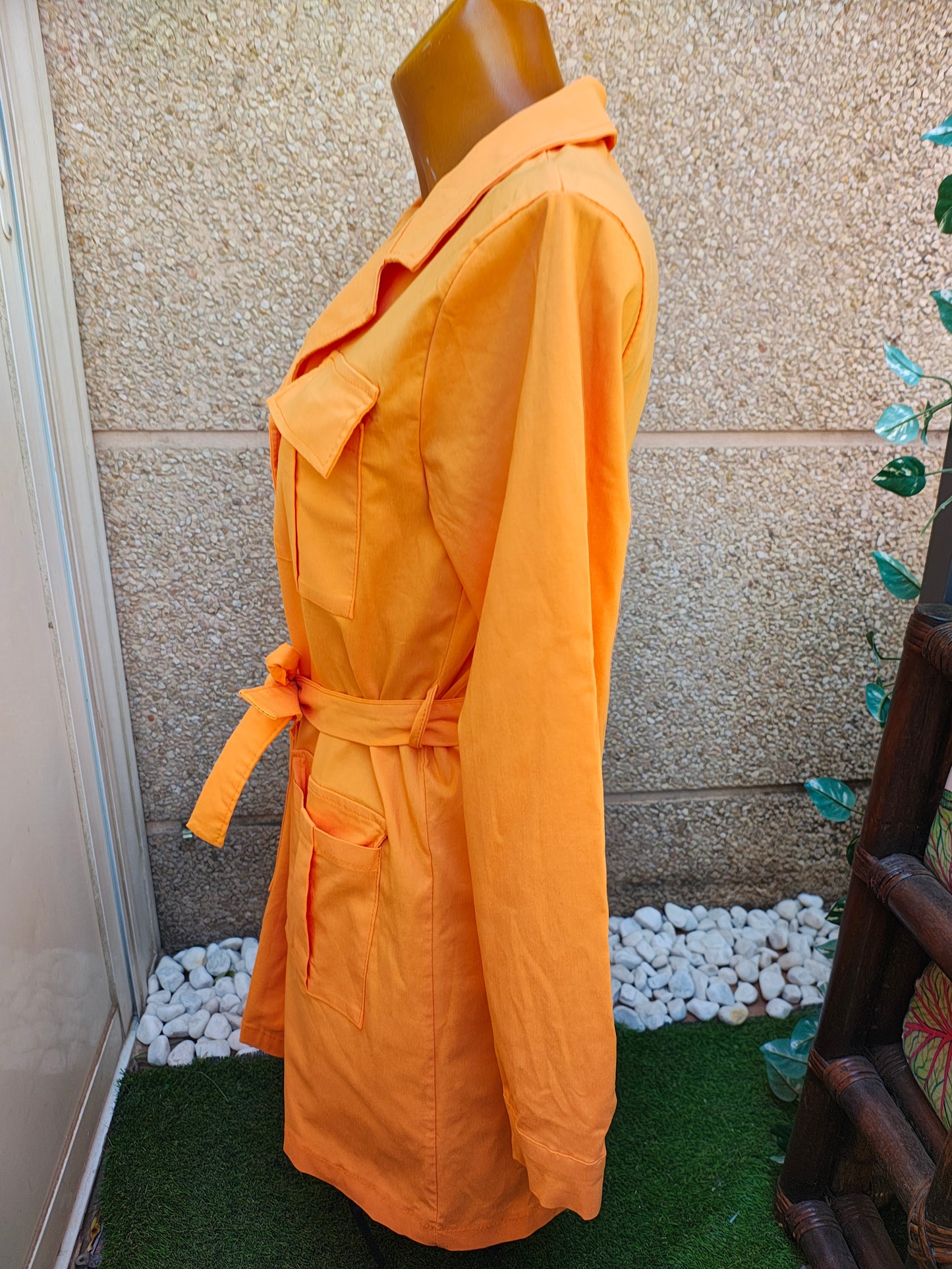 USADO – Gabardina naranja con cinturón Made in Italy (Talla aproximada M)