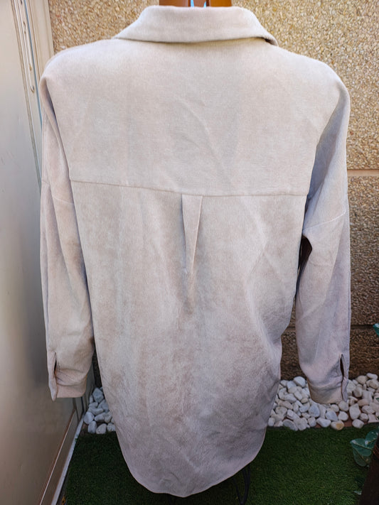 USADO – Camisa beige de pana con bolsillos frontales Zara (Talla XS)