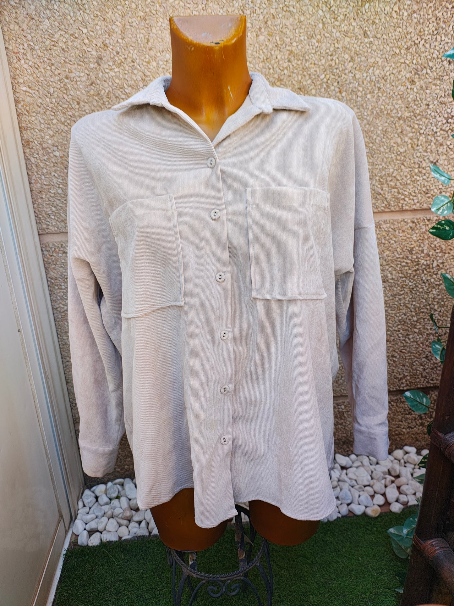 USADO – Camisa beige de pana con bolsillos frontales Zara (Talla XS)