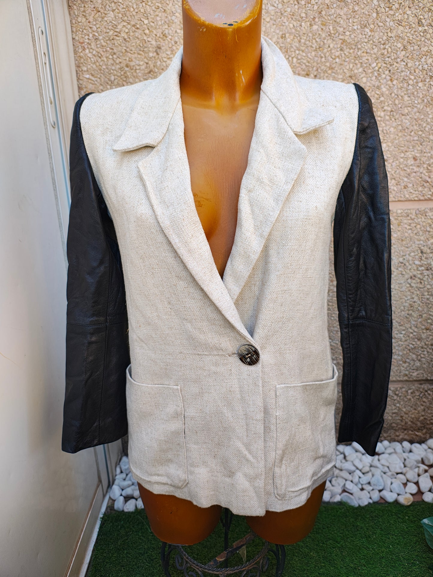 USADO – Americana beige con mangas negras efecto cuero y estampado trasero (Talla aproximada M)