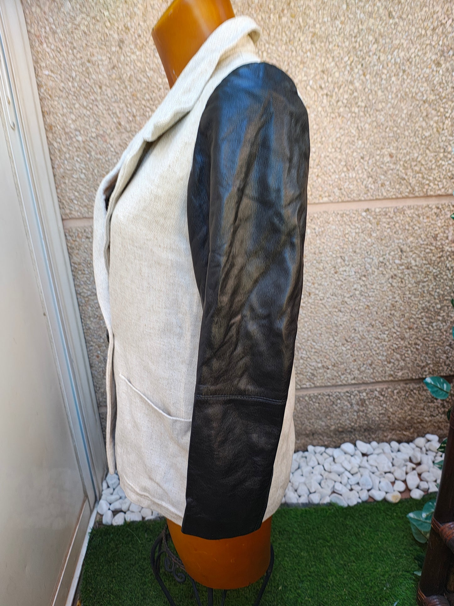 USADO – Americana beige con mangas negras efecto cuero y estampado trasero (Talla aproximada M)