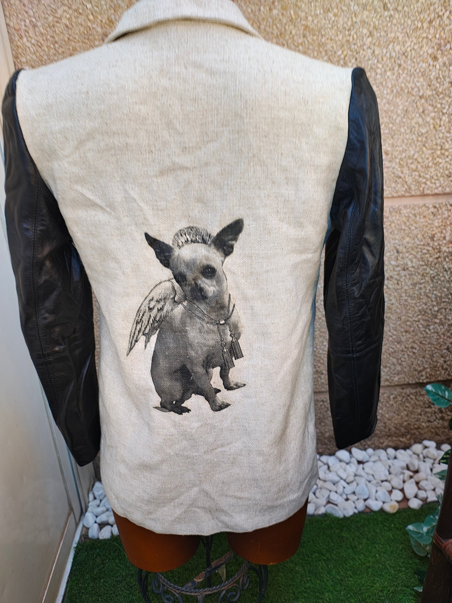 USADO – Americana beige con mangas negras efecto cuero y estampado trasero (Talla aproximada M)