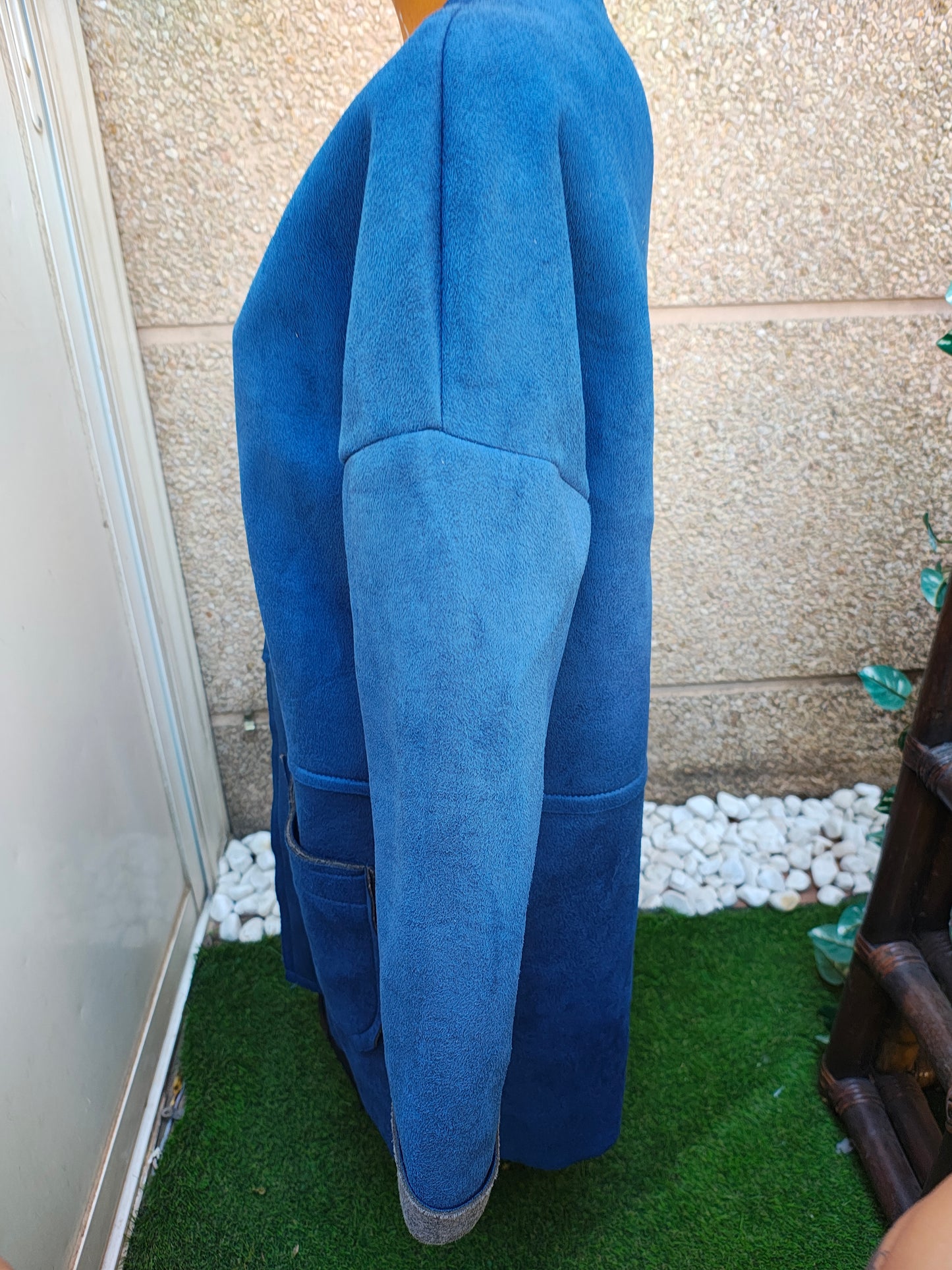 USADO – Abrigo largo azul con bolsillos frontales Chic & Pop (Talla no visible, aproximada M)