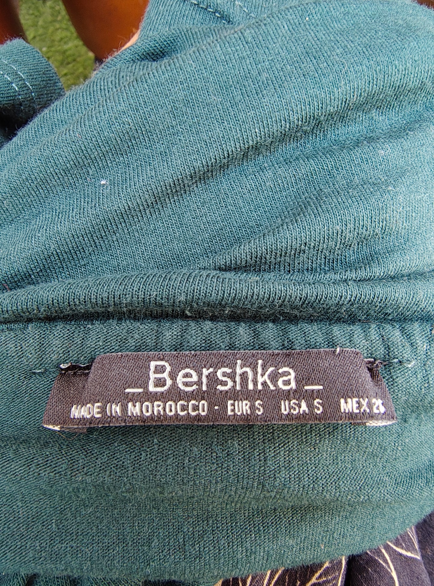 USADO – Top verde con volante Bardot de manga larga Bershka (Talla S)