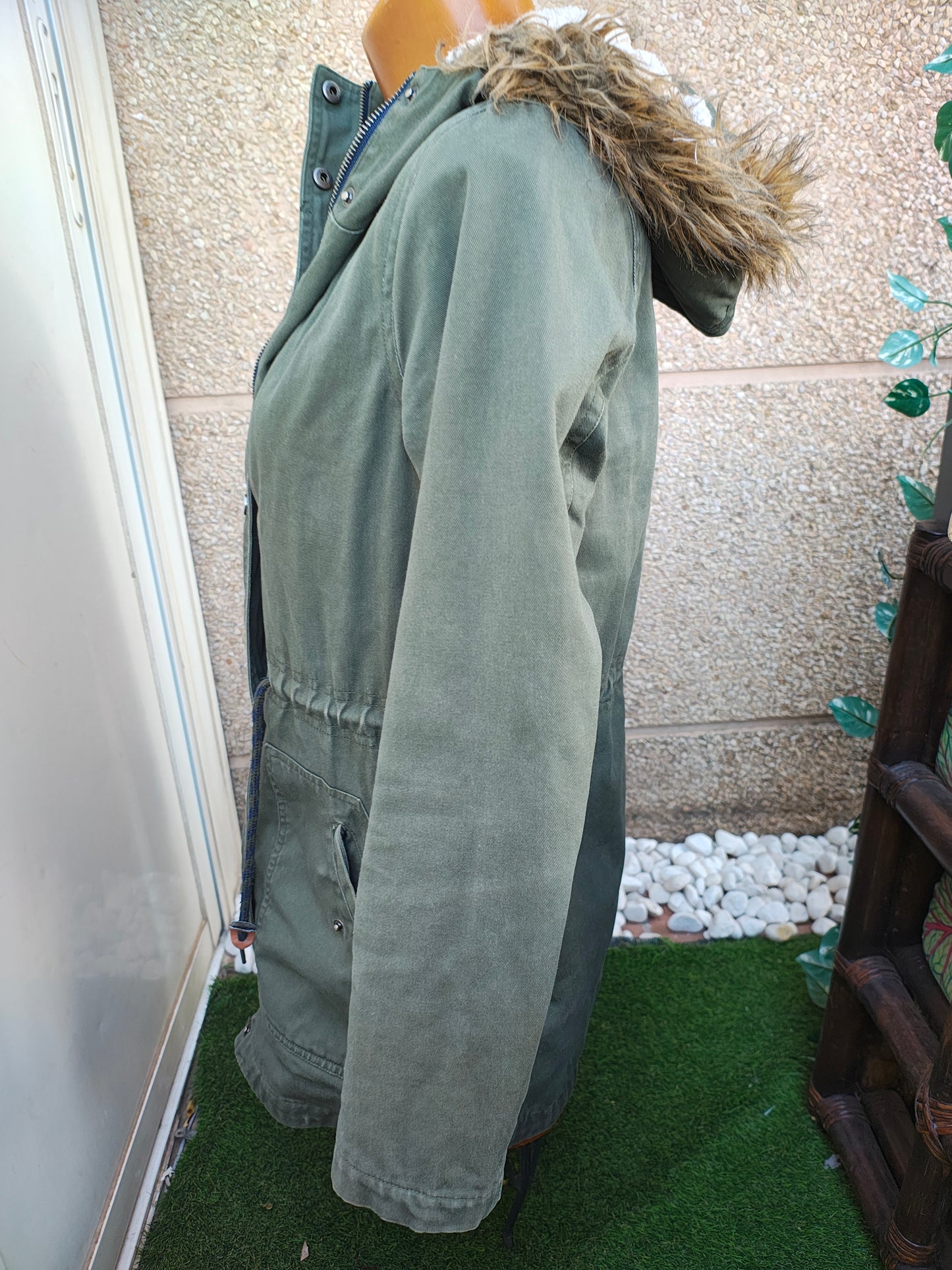 USADO – Parka verde con cordón ajustable y capucha con pelo Springfield (Talla 38)
