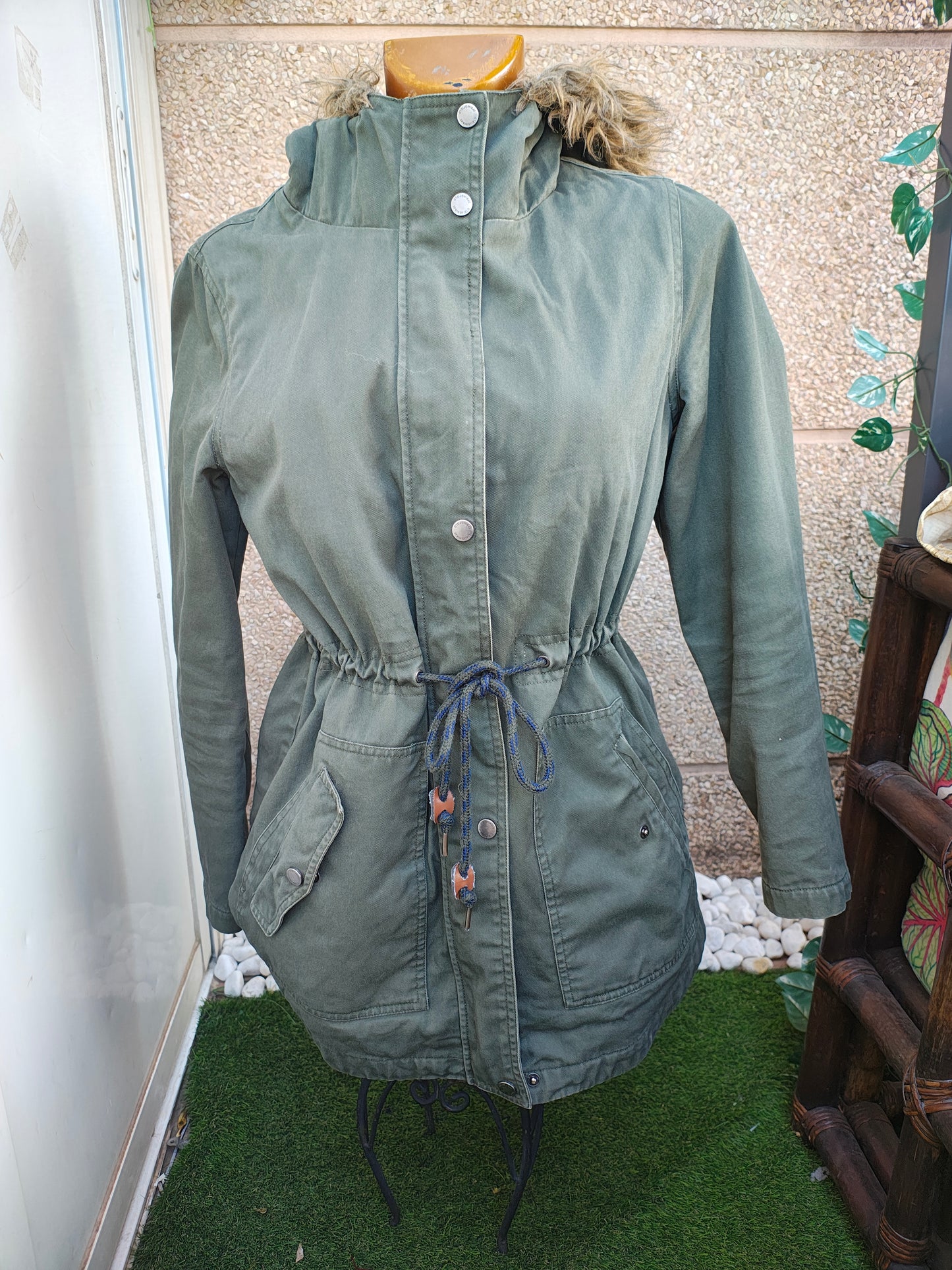 USADO – Parka verde con cordón ajustable y capucha con pelo Springfield (Talla 38)