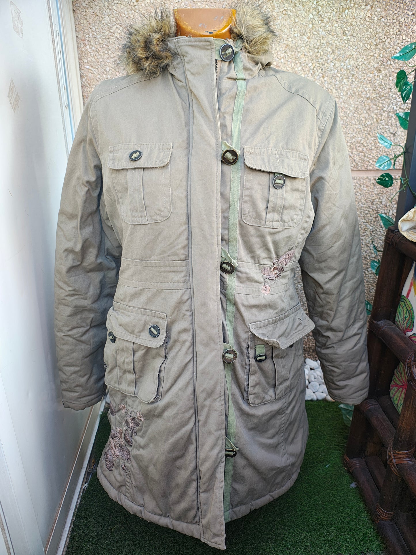 USADO – Parka larga beige con capucha de pelo sintético Caballero Dorado (Talla M)