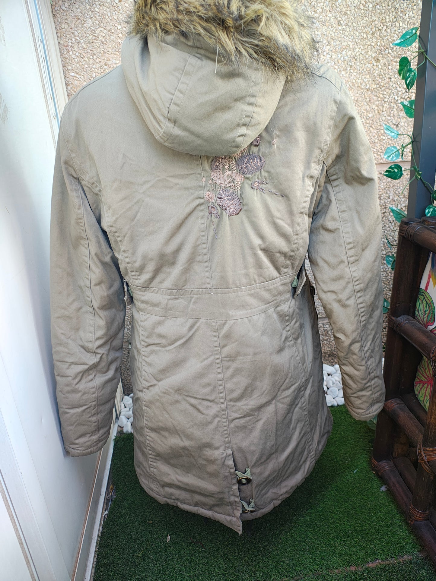 USADO – Parka larga beige con capucha de pelo sintético Caballero Dorado (Talla M)