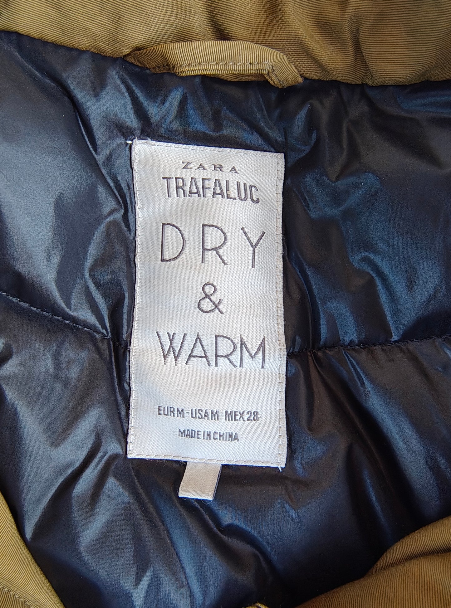 USADO – Abrigo acolchado caqui con capucha y pelo sintético Zara Trafaluc (Talla M)