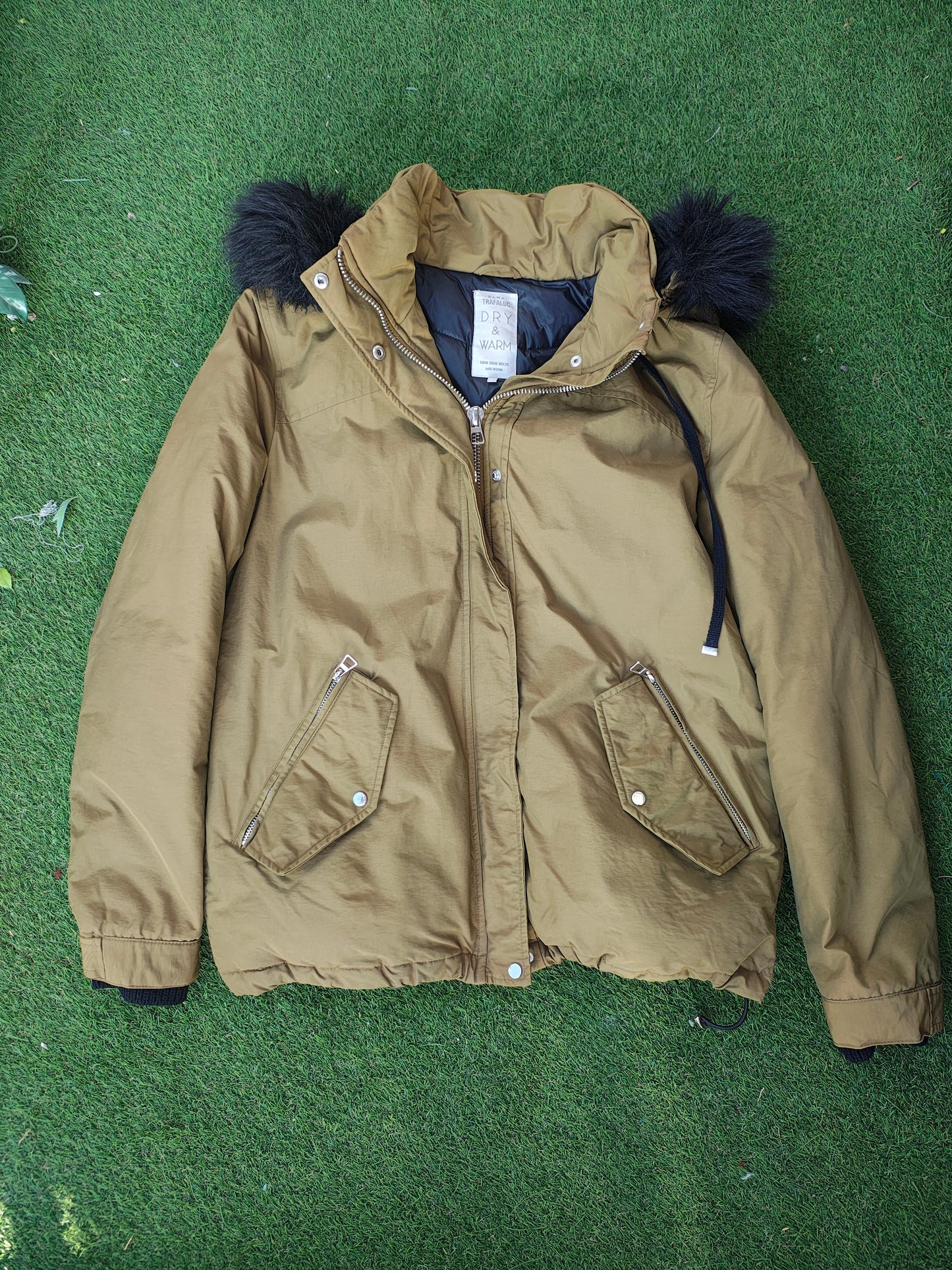 USADO – Abrigo acolchado caqui con capucha y pelo sintético Zara Trafaluc (Talla M)
