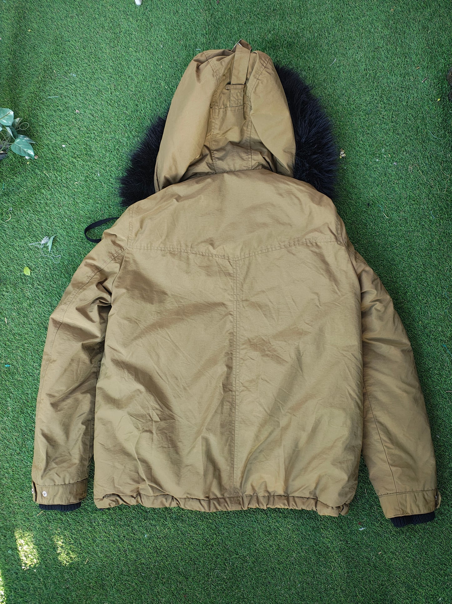USADO – Abrigo acolchado caqui con capucha y pelo sintético Zara Trafaluc (Talla M)