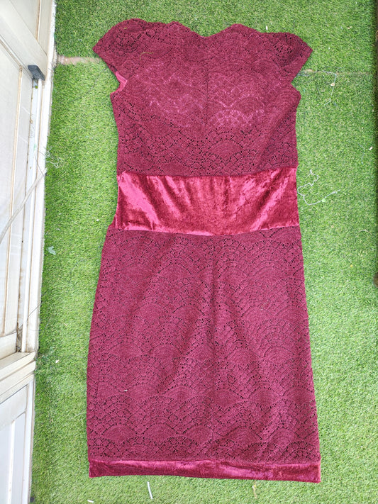 USADO – Vestido burdeos de encaje y terciopelo con corte recto (Talla L)